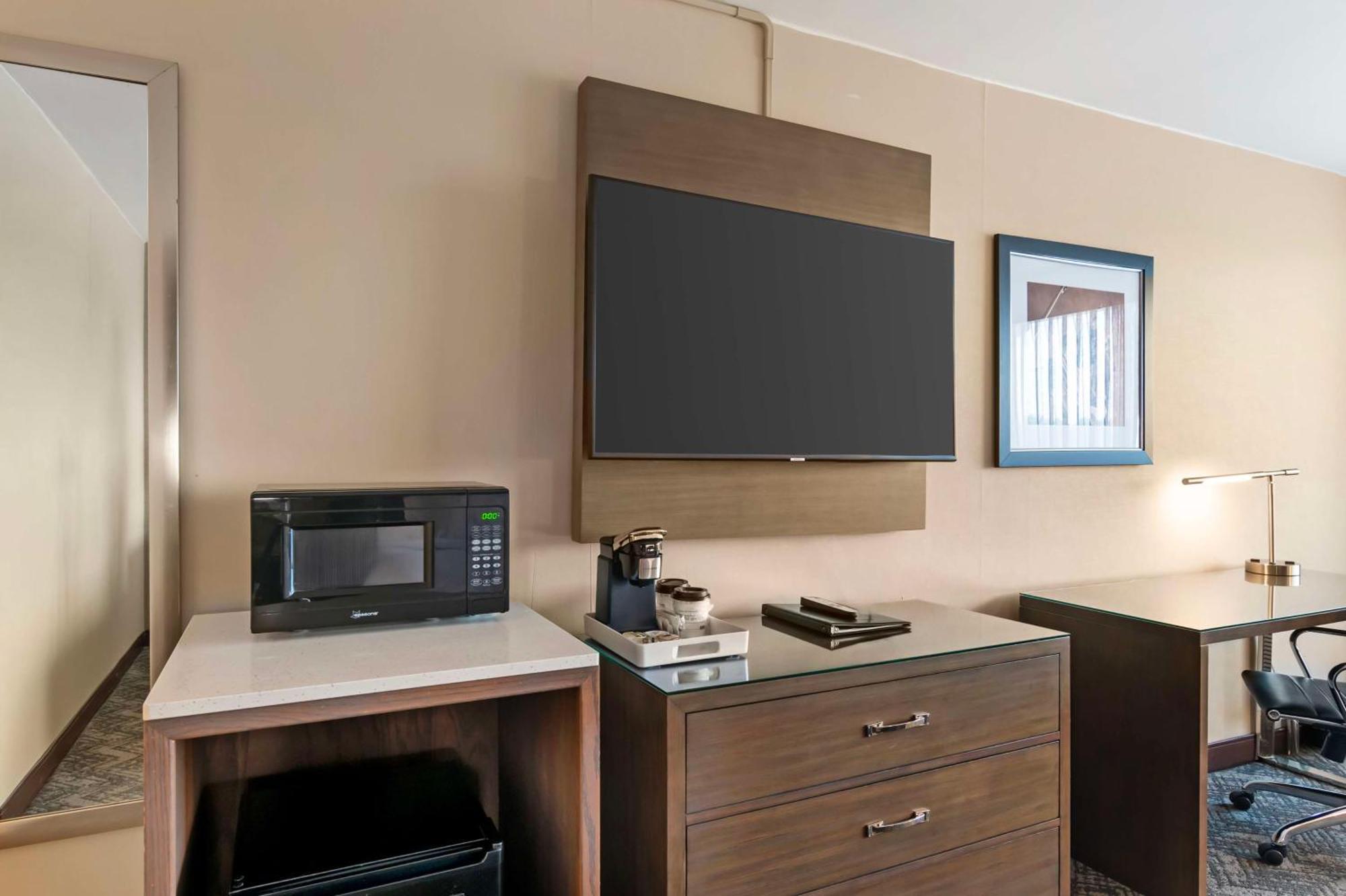 King Room with Bath Tub - Mobility Accessible