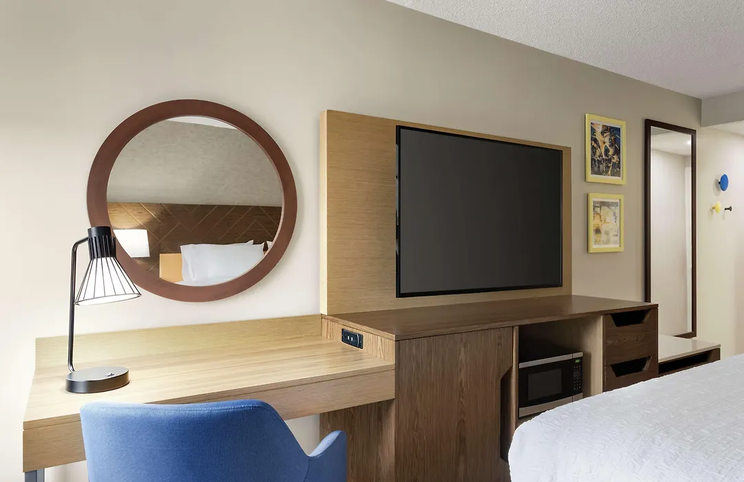 Hampton Inn Kansas City - Airport-1